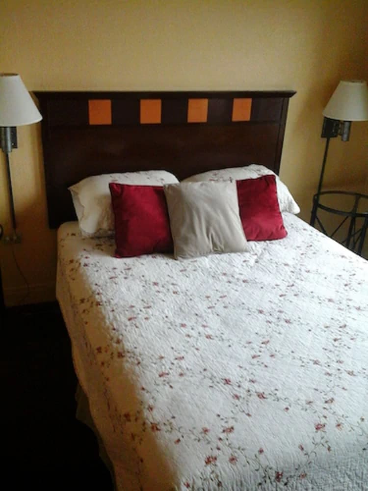 Room, 1 Queen Bed, Non Smoking - Photo 9