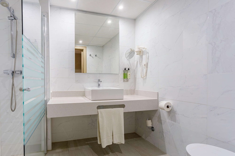 Triple Room (3 Adults) - Photo 15