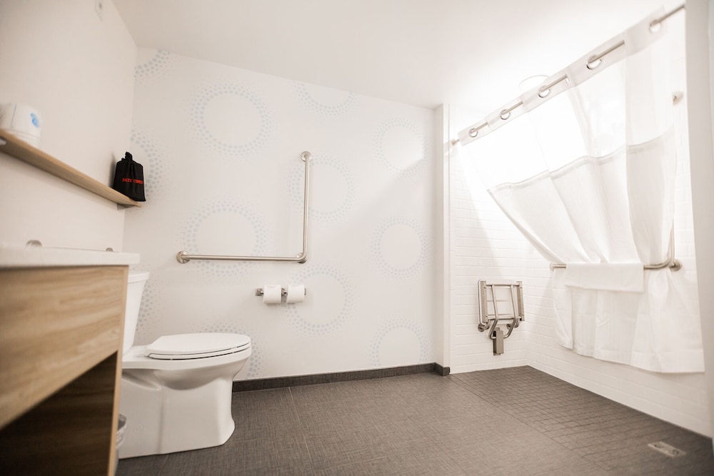 Room, 2 Queen Beds, Accessible (Hearing) - Photo 1