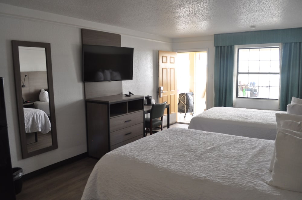 Room, 2 Double Beds, Accessible, Non Smoking (Tub with Grab Bars) - Photo 3