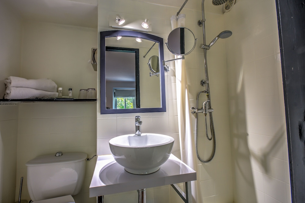 Classic Double Room (Small) - Photo 9