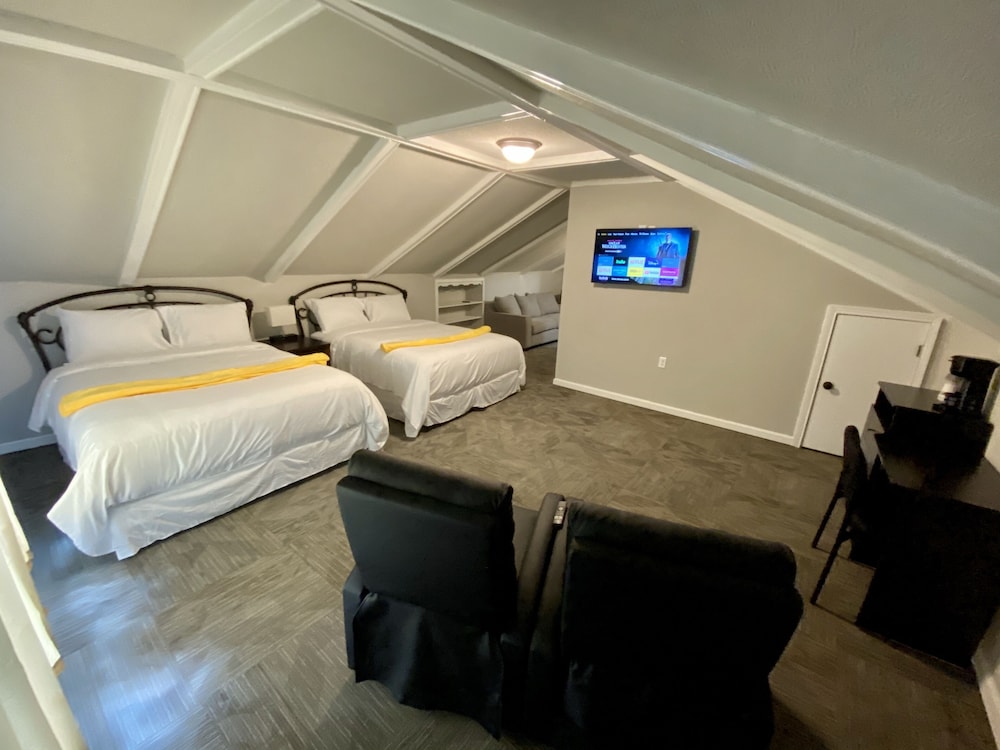 Family Room, 2 Queen Beds, Non Smoking