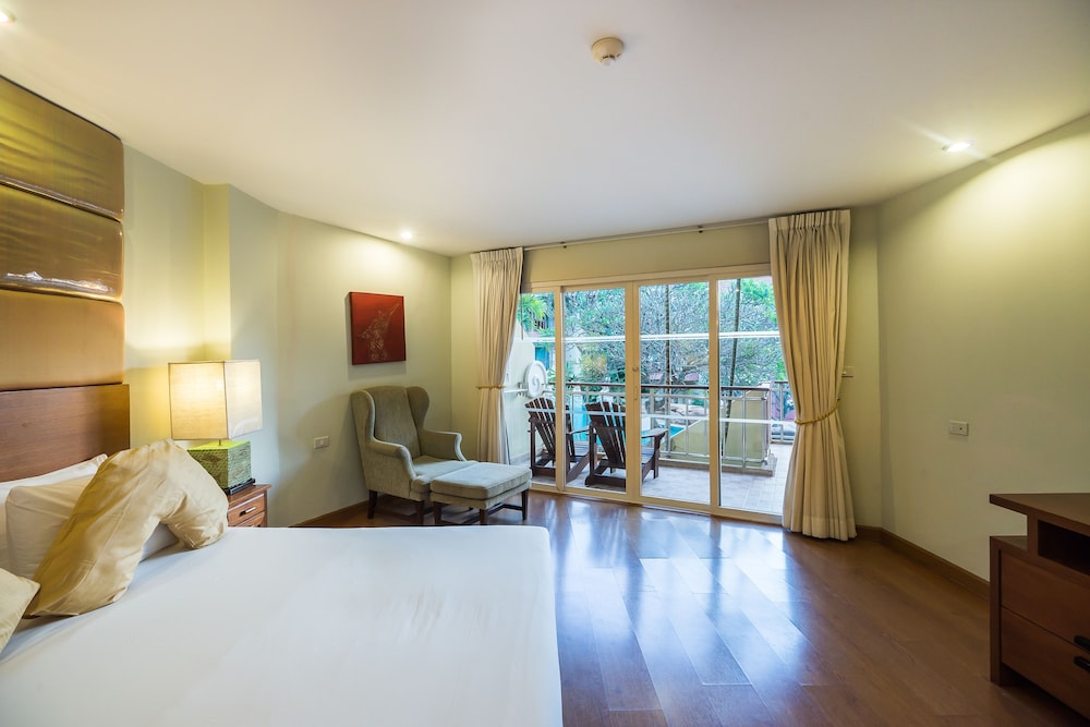 Junior Suite Pool View - No Pets Allowed - Photo 7