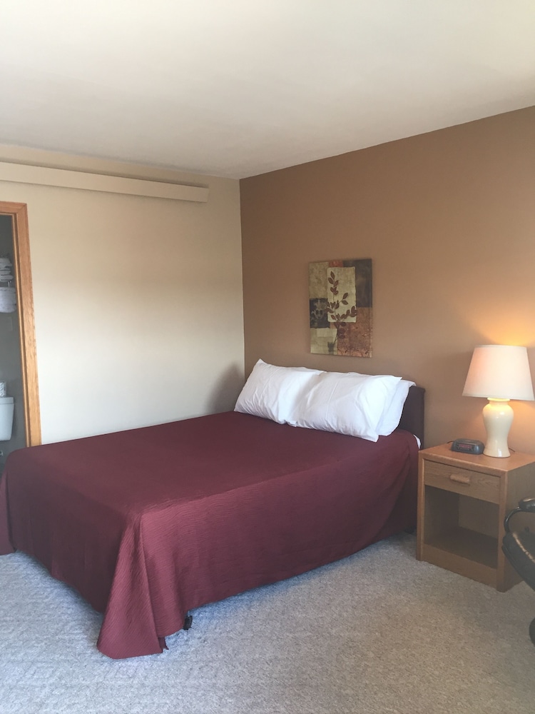 Basic Room, single story building photo 2