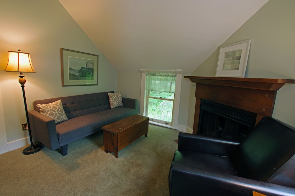 Suite, Multiple Beds, Jetted Tub photo 2