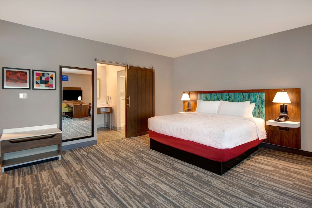Suite, 1 King Bed, Refrigerator & Microwave (Hearing) - Photo 2