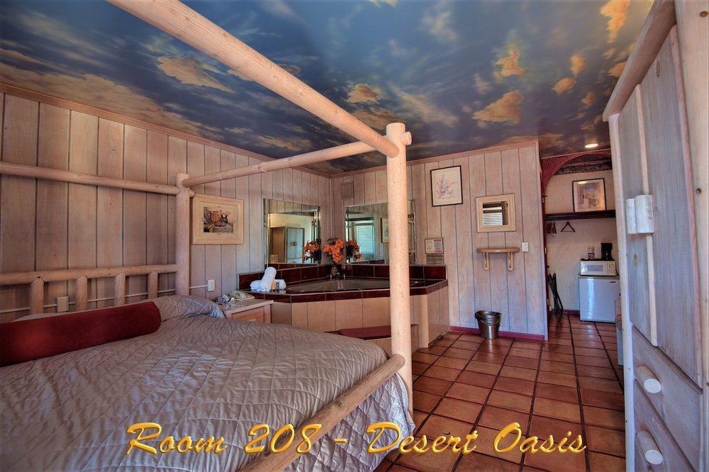 1 King or 1 Queen Bed, Non Smoking, Jetted Tub Suite (Safari, Swimmers Paradise or Tahiti) photo 2