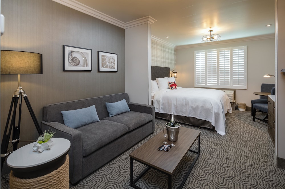 Suite, 1 King Bed, Non Smoking, Fireplace (with Sofabed) photo 3