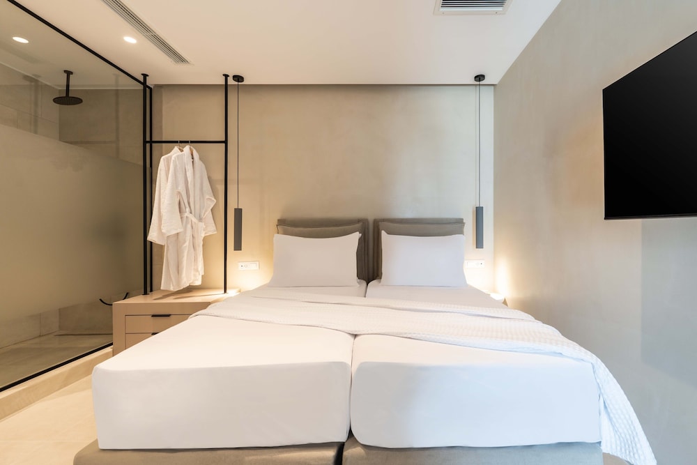 Signature Suite with Private Pool & Sea View photo 3