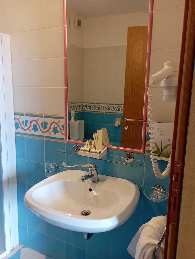 Economy Double or Twin Room photo 2