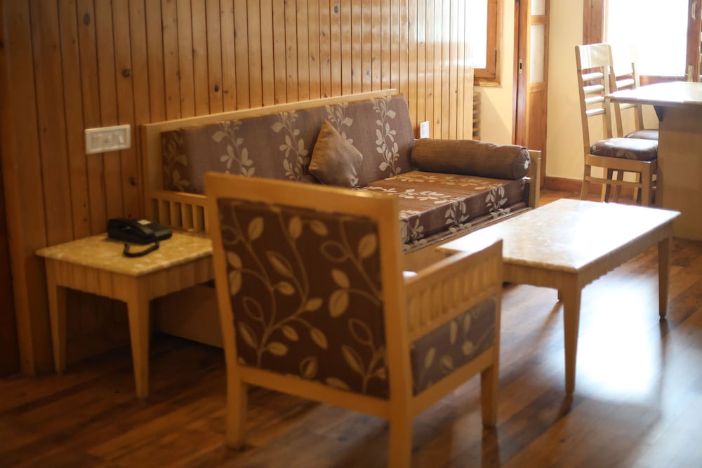 Interconnected Family Rooms with Jacuzzi - Photo 2