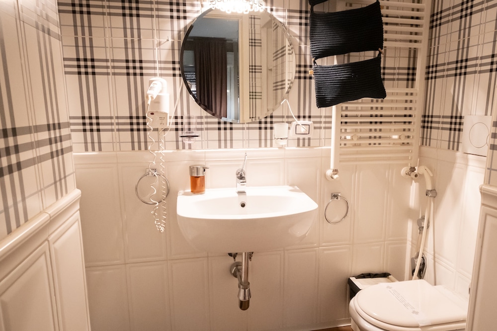 Classic Double Room, 1 Bedroom, Private Bathroom (1-2) - Photo 8