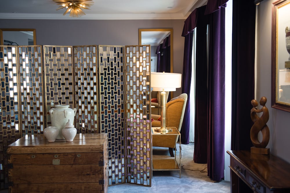 Signature Suite - Photo 2