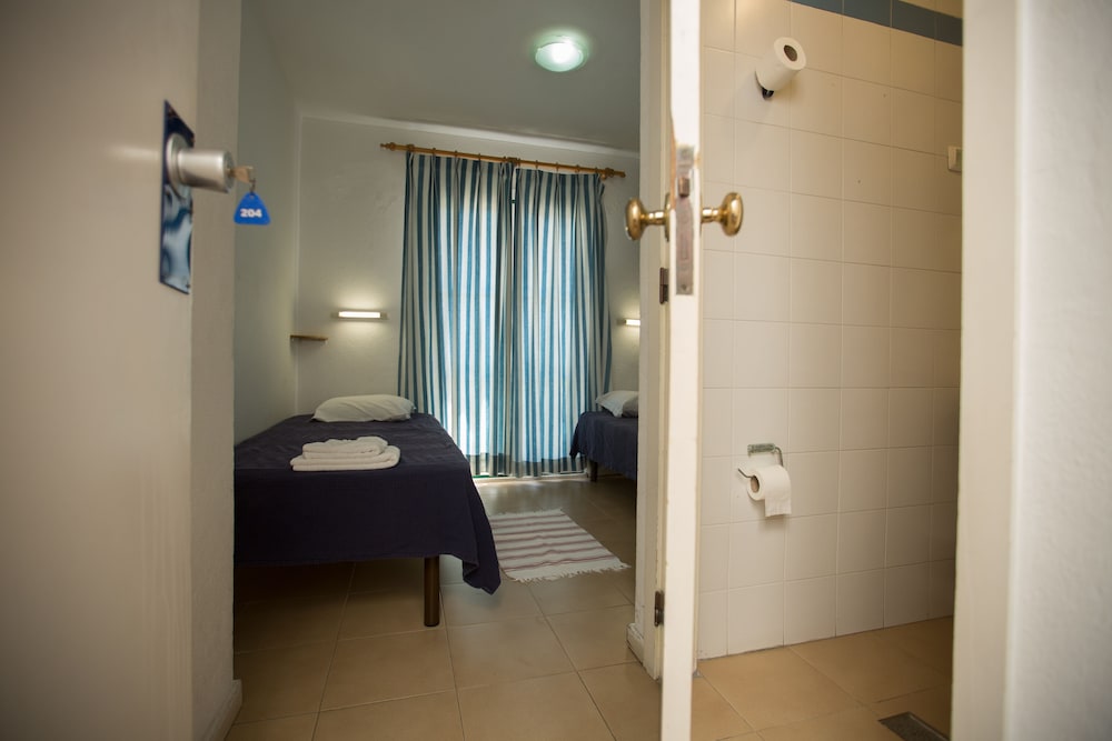 Standard Twin Room, 2 Twin Beds, Private Bathroom photo 3