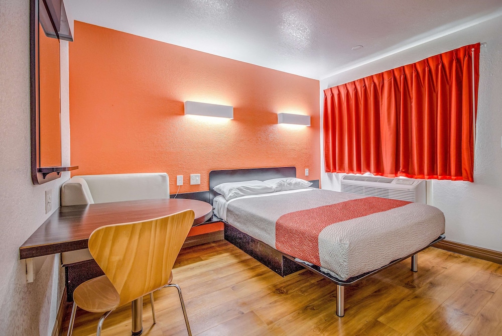Standard Room, 1 Queen Bed, Smoking photo 1