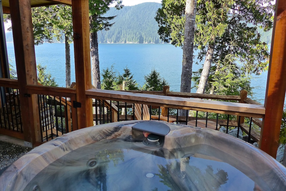 #244 Suite, 1 Bedroom, Private Hot Tub, Ocean View (No Pet Allowed)