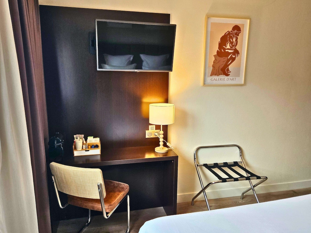 Executive Room, 1 Queen Bed, Non Smoking, Pool View