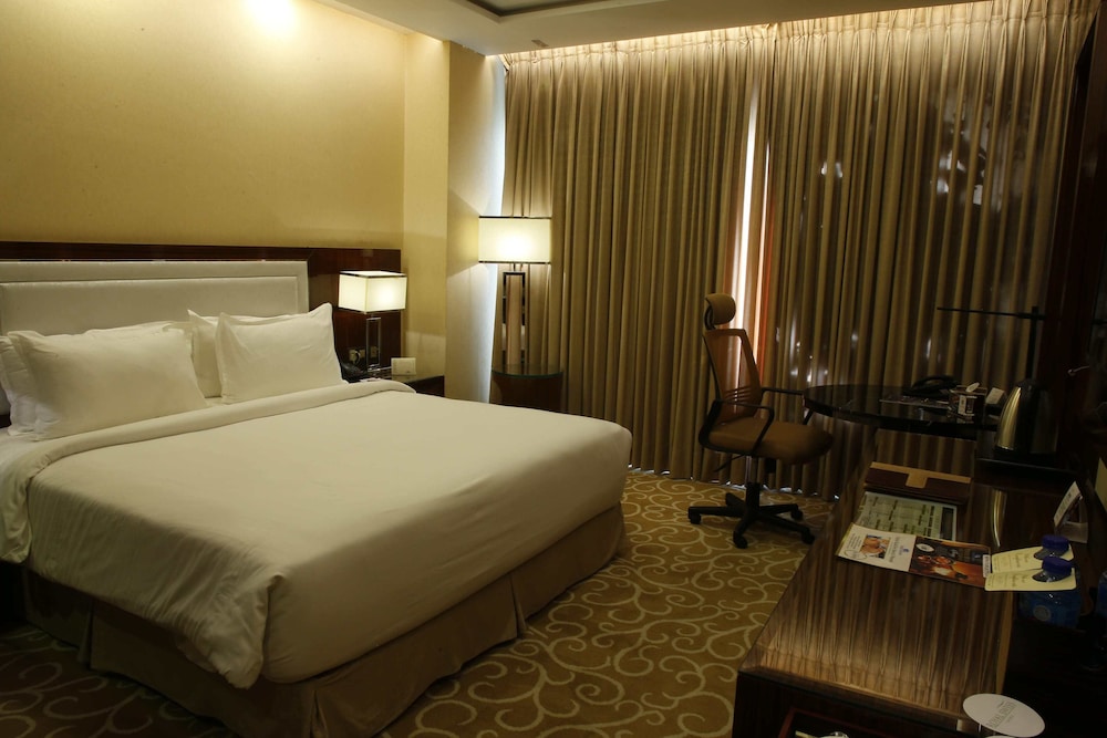 Premier Room, 1 King Bed (Deluxe King Room) - Photo 1