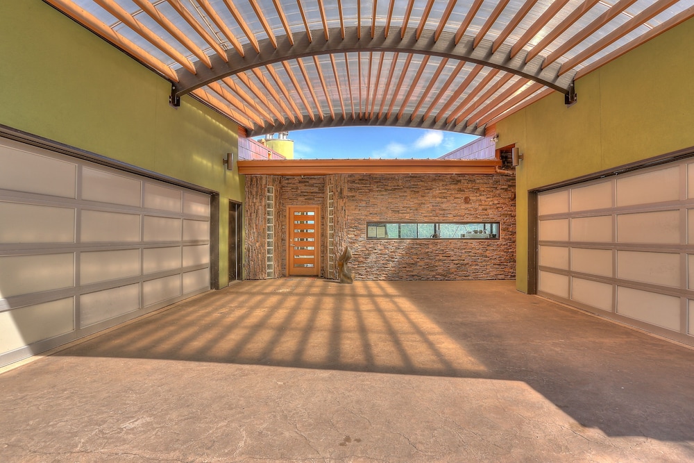 House, 6 Bedrooms photo 2
