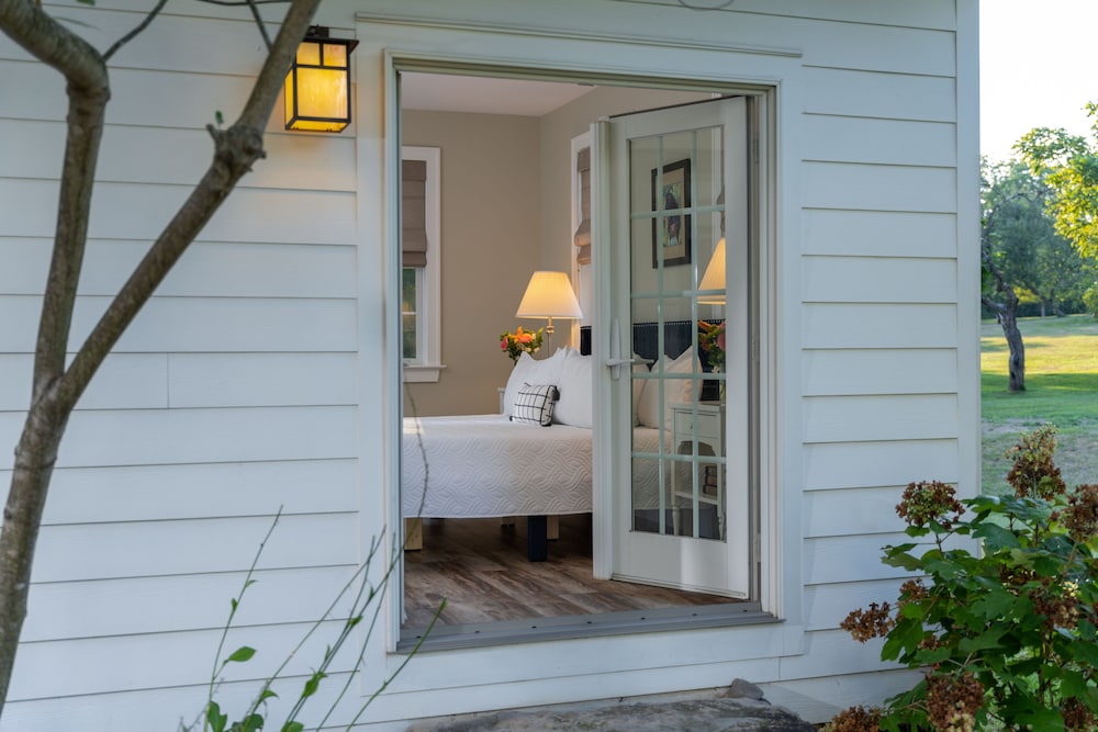 Shire Suite, King Bed, Jetted Tub, Private Bathroom photo 2