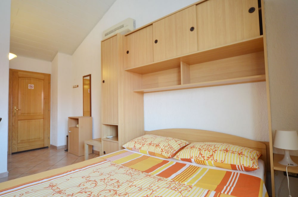 Club Studio, Refrigerator & Microwave, Garden View