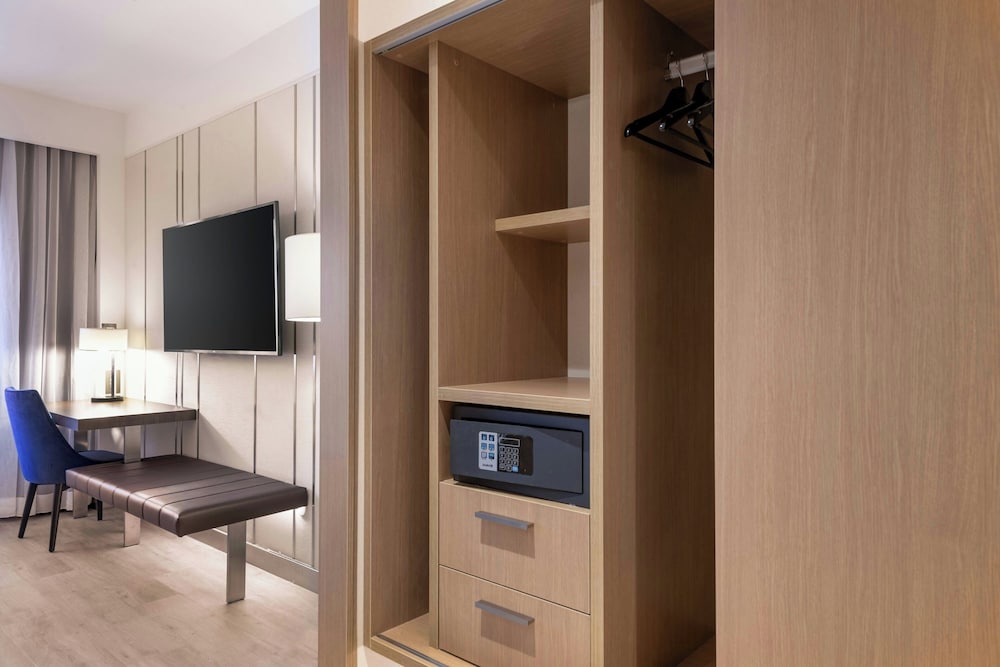 Room, 2 Twin Beds, City View - Photo 3
