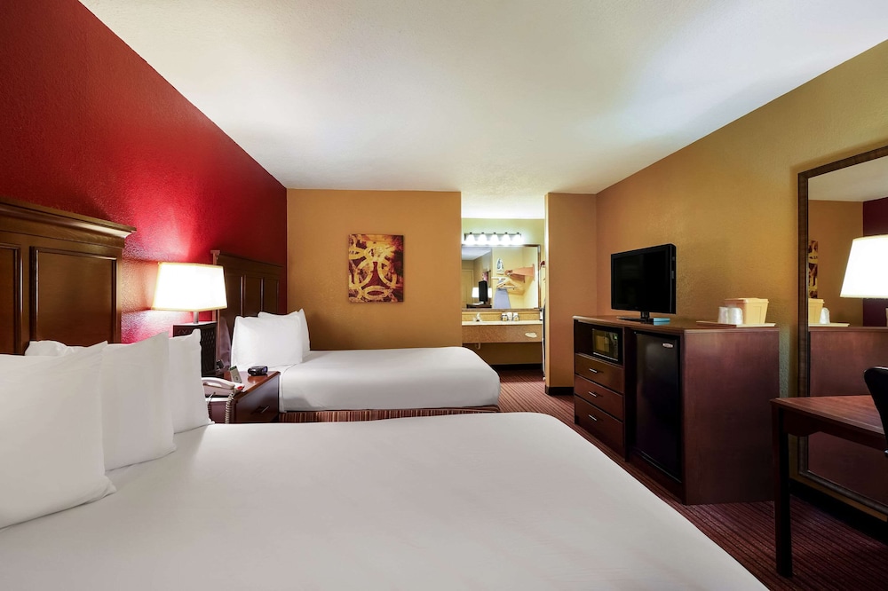 Standard Room, 2 Double Beds, Non Smoking photo 3