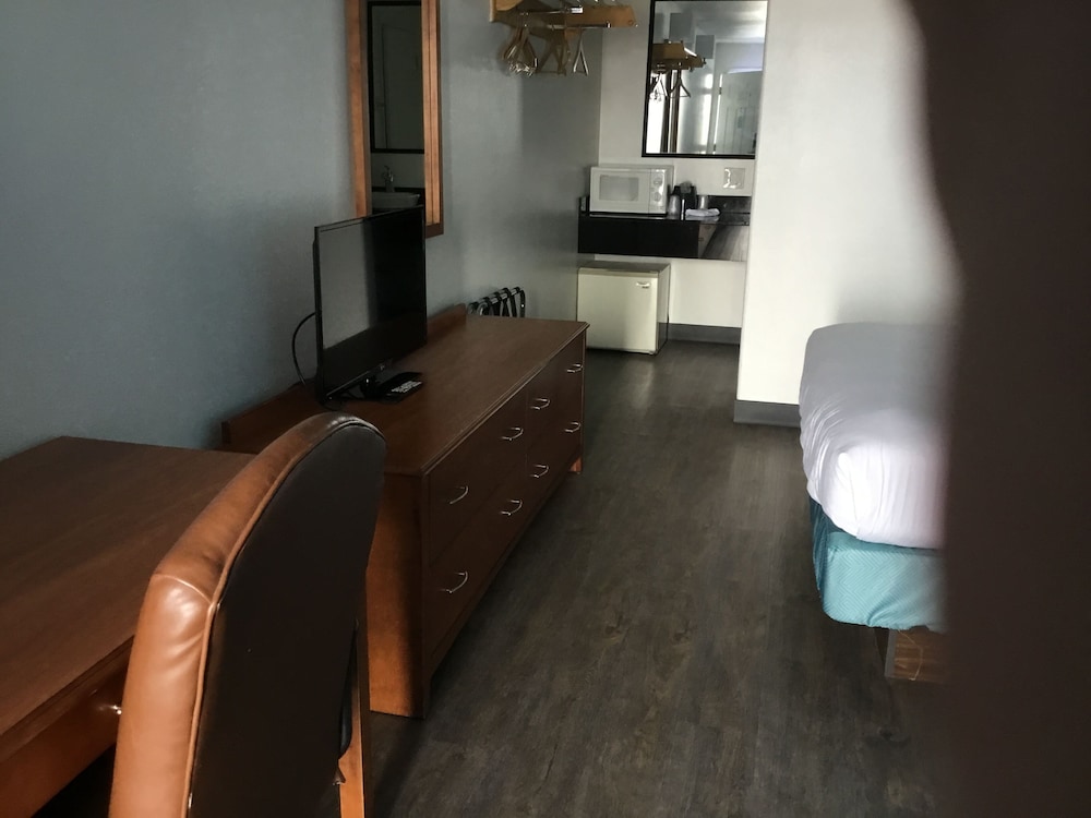 Deluxe Room, 1 Queen Bed, Non Smoking, Refrigerator & Microwave