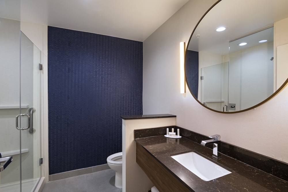 Room, 1 King Bed (Hearing Accessible) - Photo 4