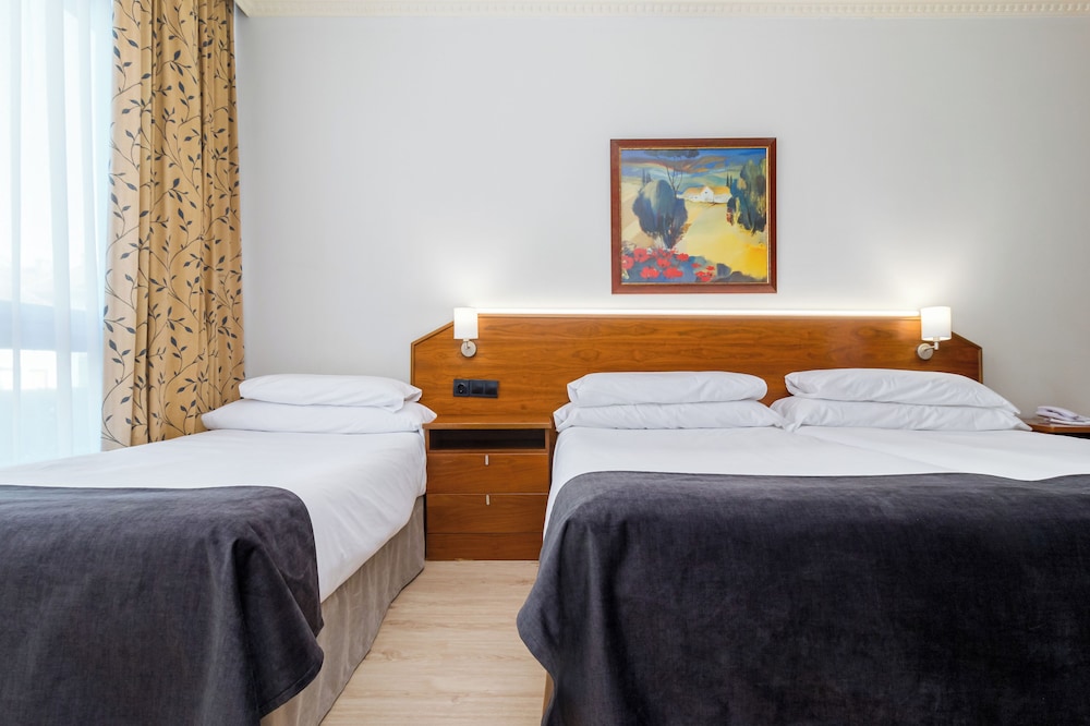 Habitación Doble Básica o Habitación Doble con 1 Cama Individual (2 Adultos + 1 Niño)