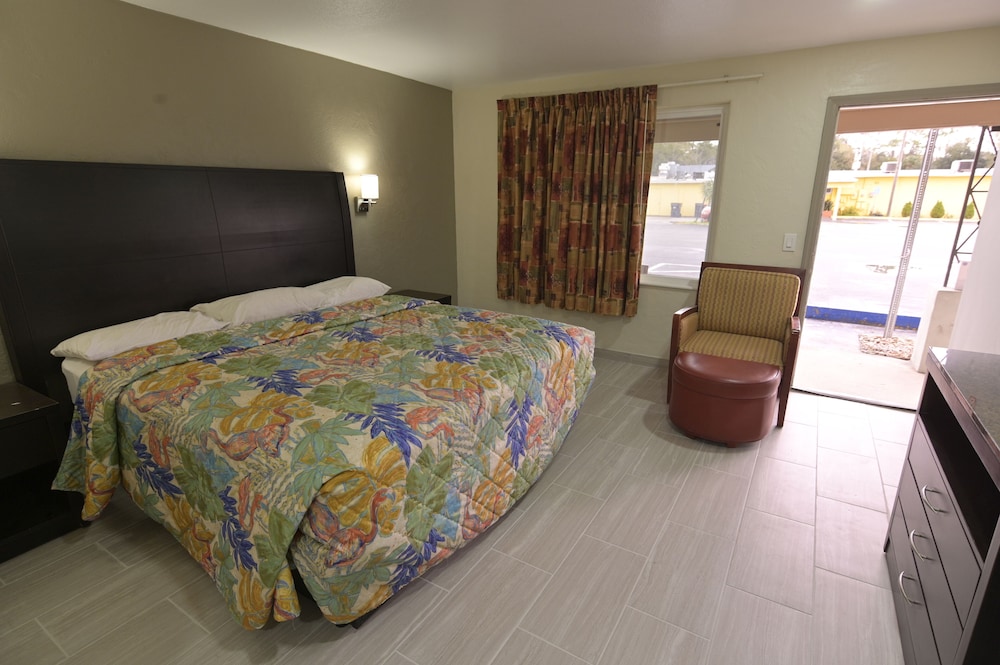 Standard Room, 1 King Bed, Non Smoking photo 1