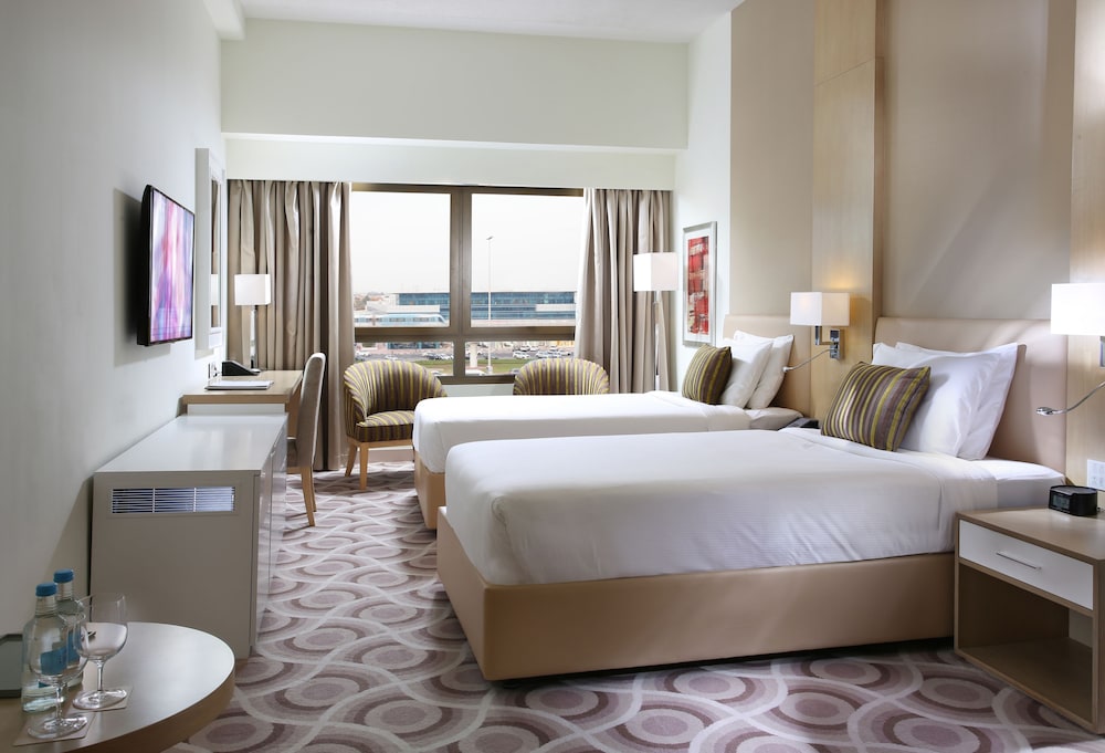 Deluxe Room - Complimentary Shuttle Bus to Beach & Mall of the Emirates photo 3