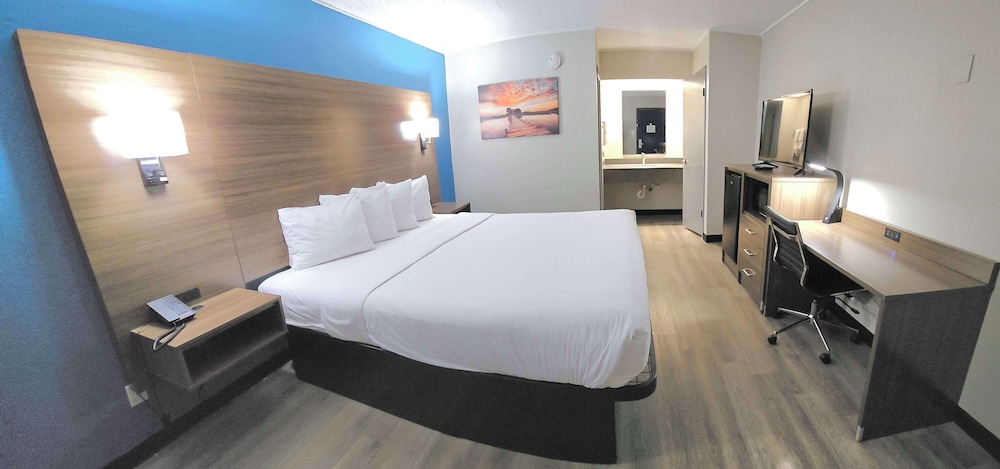 Standard Room, 1 King Bed, Accessible, Refrigerator & Microwave - Photo 2