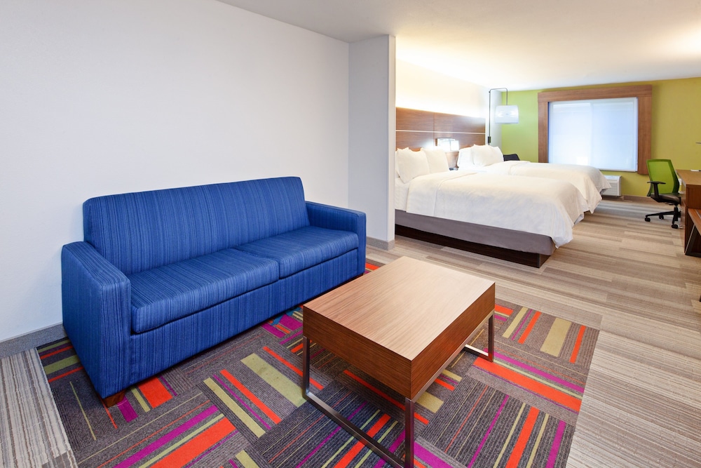 Suite, 2 Queen Beds (Minifridge) - Photo 2