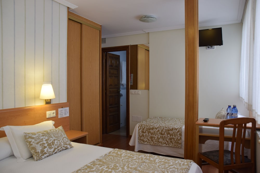 Standard Triple Room, 3 Twin Beds photo 3
