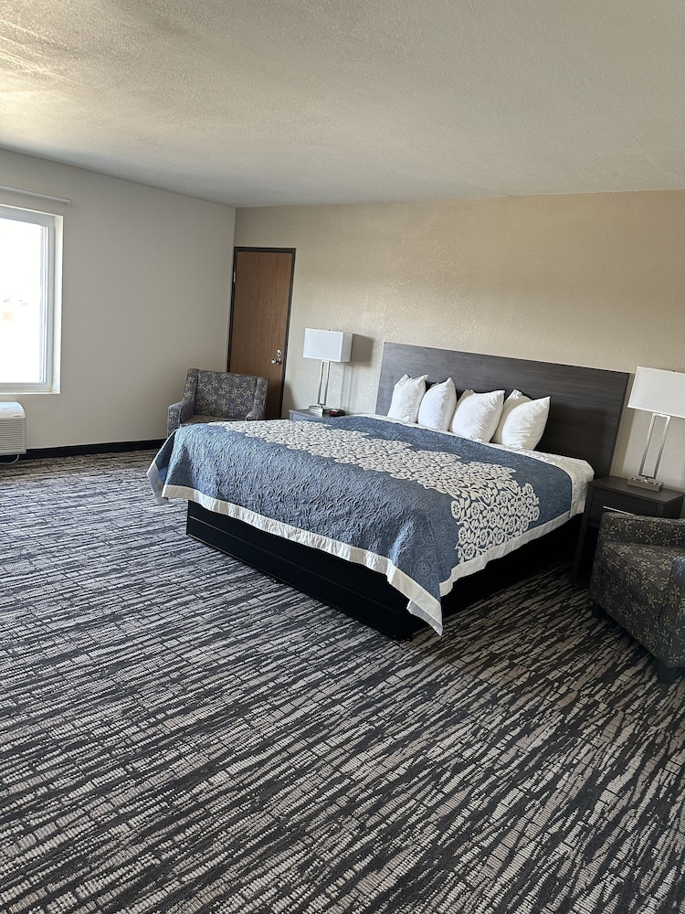 Room, 1 King Bed, Non Smoking - Photo 2