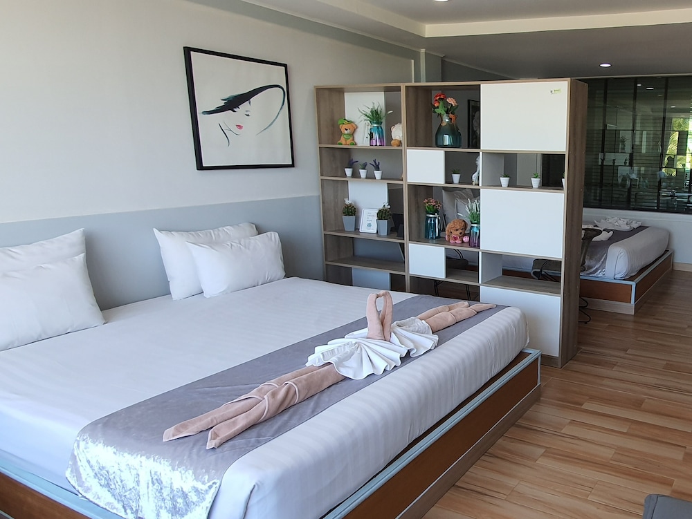 Family Room thumbnail 6