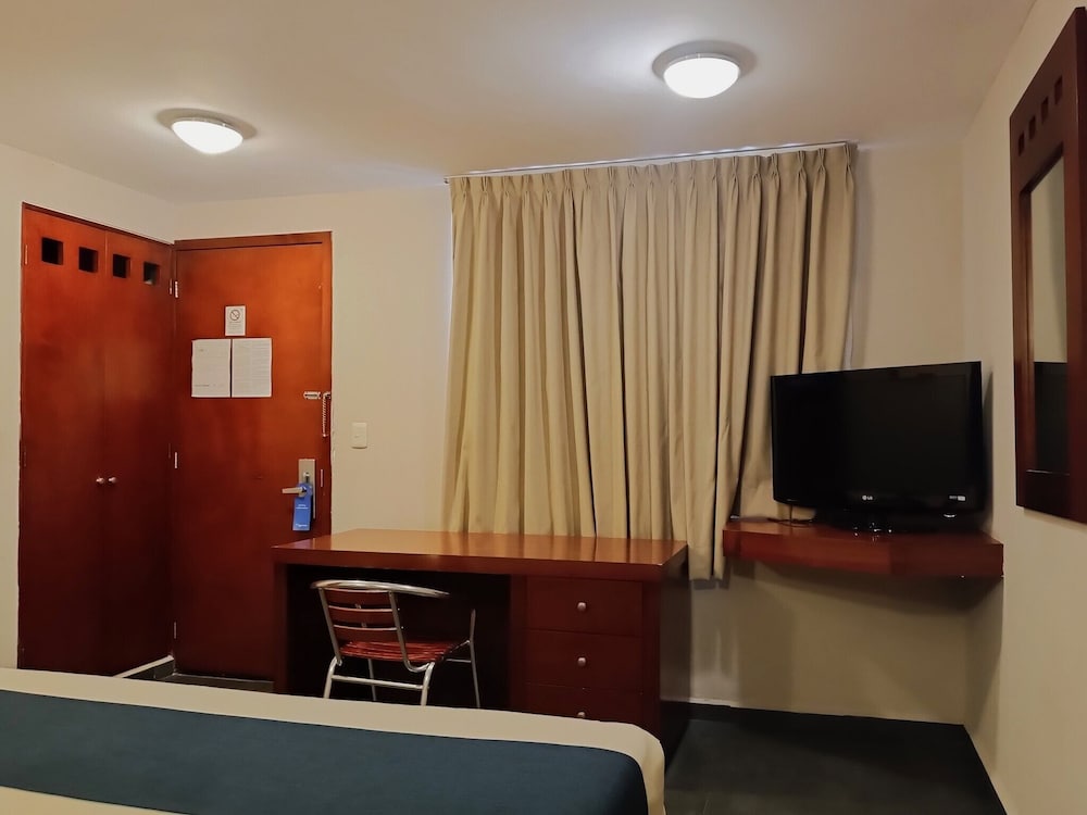 Standard Room, 1 Queen Bed, Non Smoking photo 2