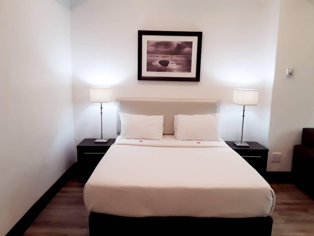 Room, 1 Queen Bed, Microwave photo 1