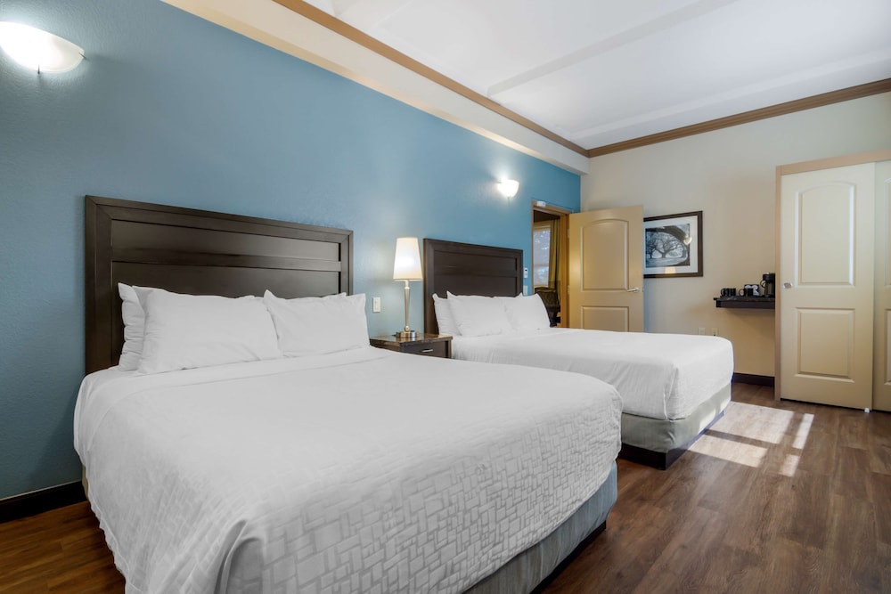 Suite, 2 Queen Beds, Non Smoking, Refrigerator & Microwave (Separate Living Room;with Sofabed) photo 1