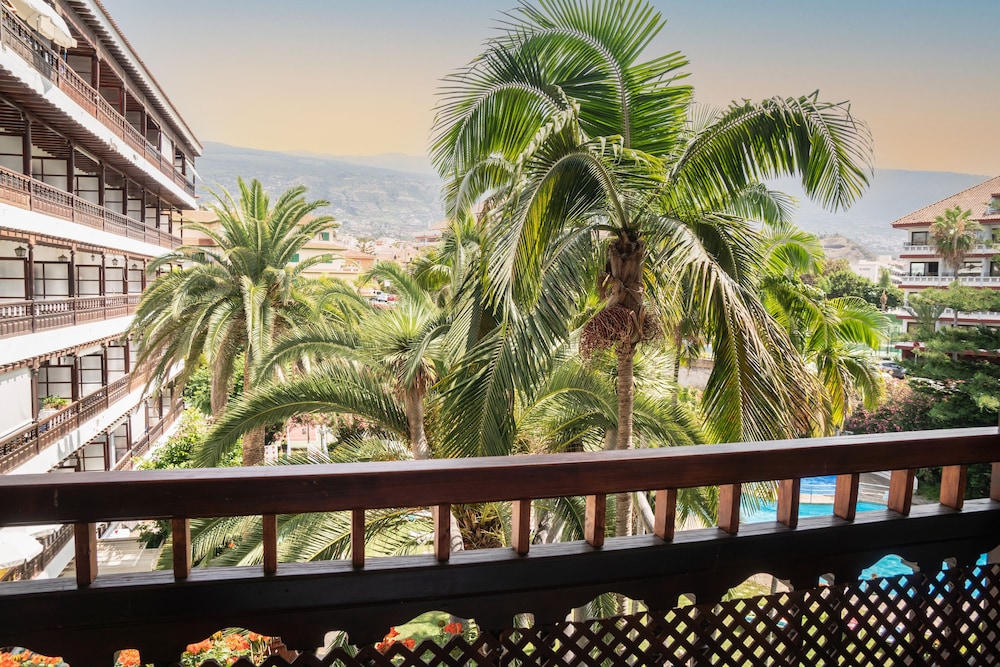 Suite Junior, Vista a la Piscina, Área de Jardín (2 Adultos y 1 Niño)