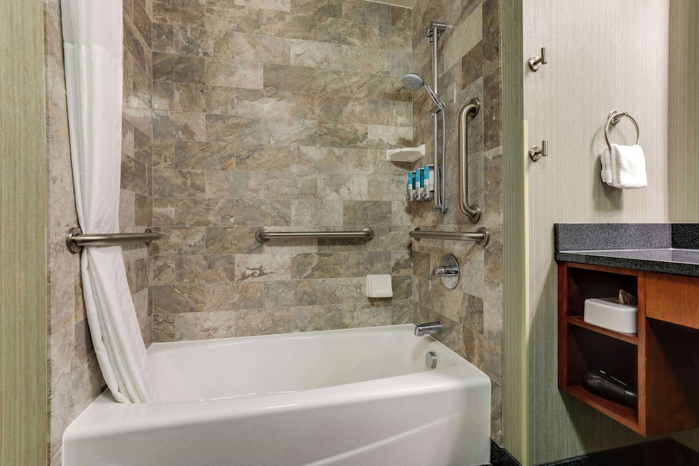 Deluxe Room, 1 King Bed, Accessible, Refrigerator & Microwave (Tub, Upper Floor)