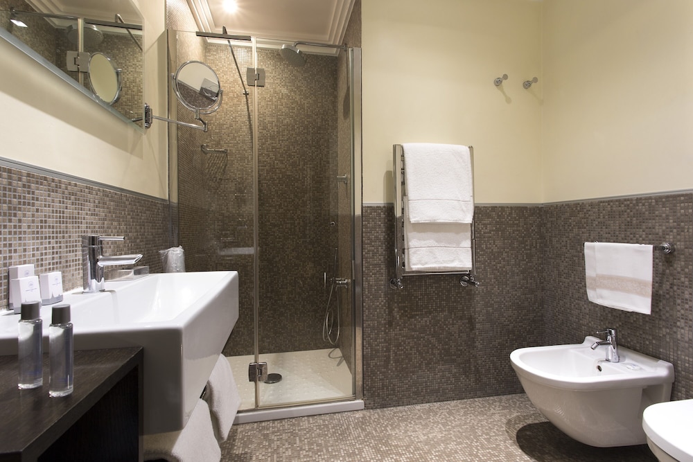 Deluxe Double or Twin Room, 1 King Bed thumbnail 5