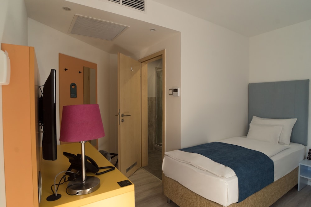 Single Room with Air Conditioner photo 2
