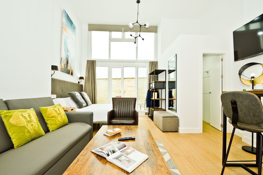 Suite, 2 Bathrooms (6)