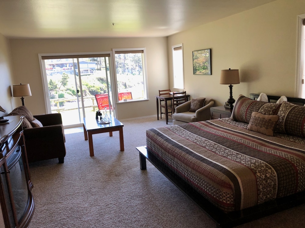 Comfort Studio Suite, 1 King Bed, Ocean View