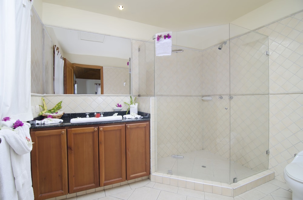 Deluxe Studio, 1 King Bed, Balcony, Sea View