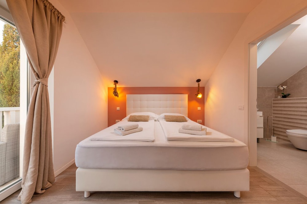 Luxury Studio, 1 King Bed, Terrace, Pool View