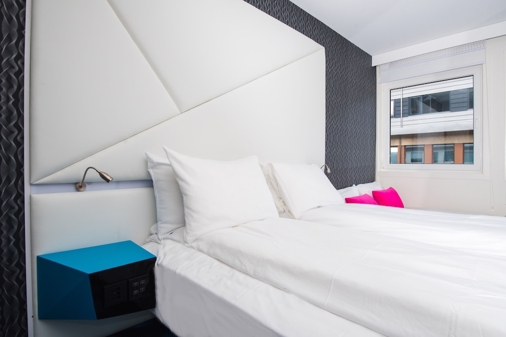 Signature Quadruple Room, 1 Queen Bed with Sofa bed photo 2