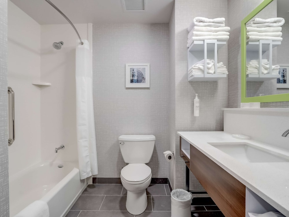 Room, 2 Queen Beds, Accessible, Bathtub (Hearing) - Photo 30